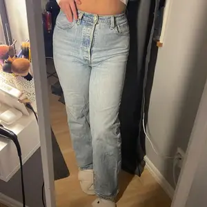 Fina jeans utan hål eller defekter. Köpt för 1200kr. Längd 32 i byxorna och sitter bra på mig som är 36 i jeans. 
