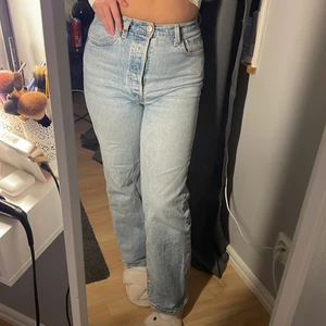 Levis jeans  - Fina jeans utan hål eller defekter. Köpt för 1200kr. Längd 32 i byxorna och sitter bra på mig som är 36 i jeans. 