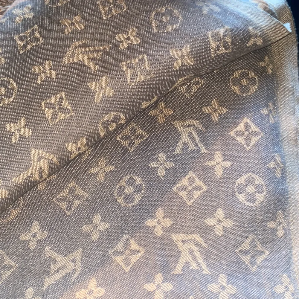 Beige och grå Aa-kopia Louis Vuitton halsduk. Tröjor & Koftor.