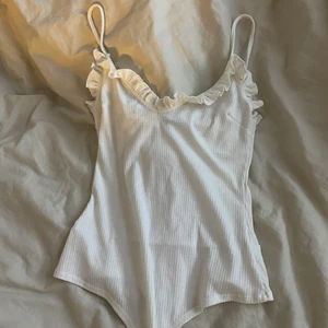 Vit body  - En söt vit body , stl Xs. Aldrig använd. 