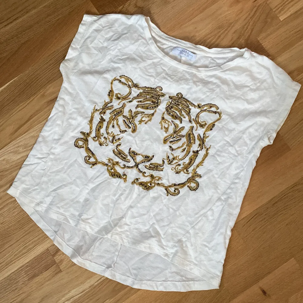 En fin luftig basic tröja från zara med en mönstrad tiger på. . Tröjor & Koftor.