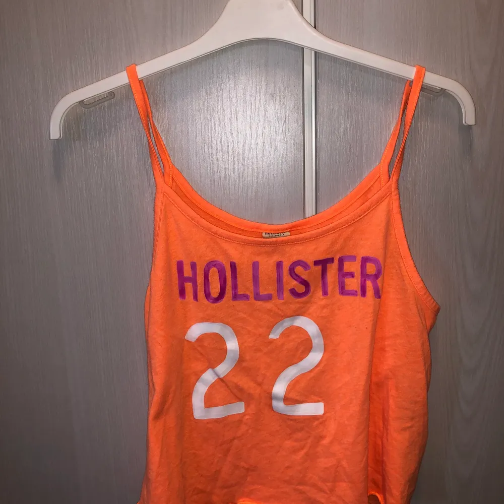 Neon orange topp från Hollister i storlek XS. fint skick. Katt finns i hemmet. Toppar.