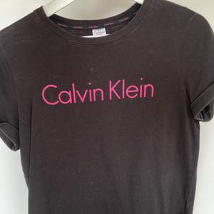 Svart t-shirt från CK! Superskönt och snygg i S💗 (passar XS) Knappt använd💞