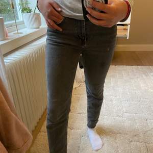 Perfekta och basis jeans som passar till allt!!💕Säljer då det tyvärr är lite för små men ej använt mycket därav i bra skick. 