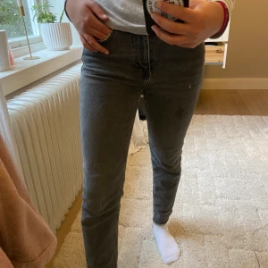 Zara jeans  - Perfekta och basis jeans som passar till allt!!💕Säljer då det tyvärr är lite för små men ej använt mycket därav i bra skick. 