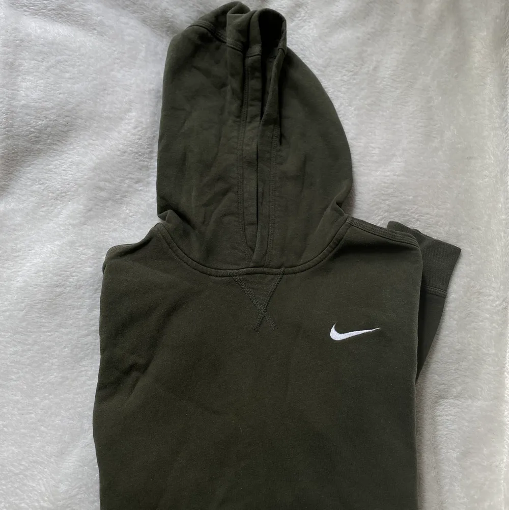 Grön hoodie från Nike som är använd fåtal gånger, den är i nytt skick. . Hoodies.