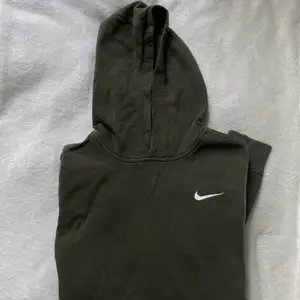 Grön hoodie från Nike som är använd fåtal gånger, den är i nytt skick. 