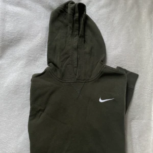 Nike hoodie  - Grön hoodie från Nike som är använd fåtal gånger, den är i nytt skick. 