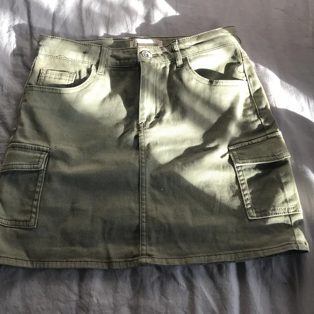 En snygg grön cargo kjol har dock ett märke det har blivit då för att den har legat i solen❤️ men syns knappt!. Kjolar.