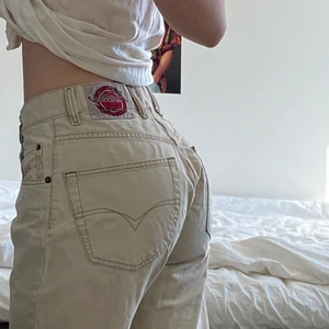 Diesel jeans - Riktigt snygga beiga diesel jeans i nyskick, perfekta till sommaren! Perfekt längd på mig, 170 med långa ben😅 vintage och går ej att få tag på i butik. Säljes pga garderobsrensning. Har du några frågor är det bara att skriva, priset är exkl frakt😊