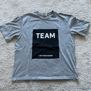 I AM YOUR SISTER t-shirt M - I AM YOUR SISTER t-shirt från Studio WMS i storlek M. Använd fåtal gånger. Byst 50 cm (x2) Längd 60 cm (mätt liggande platt) Originalpris 495 kr.