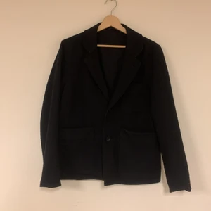 Svart Our legacy kavaj i ull material 44 - Tjockare rak kavaj i storlek 44 från our legacy i mycket fint skick 