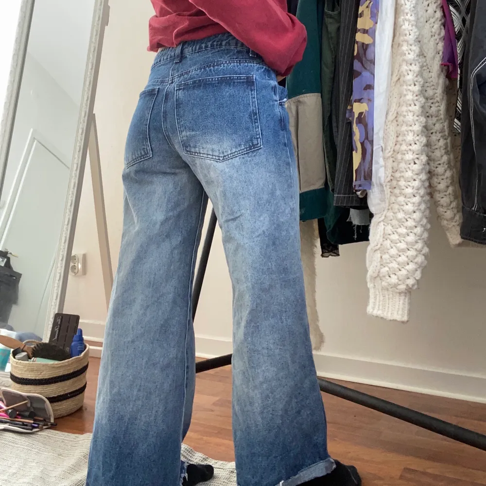 Fint skick! Knappt använda så dom är som nya. Storlek 36 och jag är 158 lång :) . Jeans & Byxor.