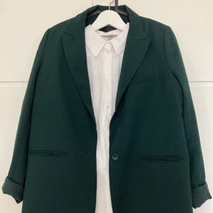 Kavaj  - Grön kavaj från Lindex. Funkar bra för S om man vill ha en oversize kavaj. Köparen betalar frakten och jag tar Swish 🌸