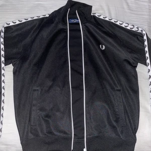 Fred Perry Sweatshirt  - Säljer denna sweatshirt då den är någorlunda liten, storlek M och jag är 192, otroligt bra skick! Inköpt för 1100.