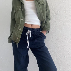 Linnebyxor - Måste tyvärr nu sälja mina älskade linnebyxor❤️Dom liknar Roxy linnebyxorna i marinblå färg, dom är från hm i storlek xs men passar s också, skriv till mig om du har frågor☺️