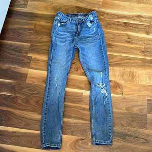 Jeans med håll i storlek 28/S. Lite använt. Leverans efter överenskommelse.
