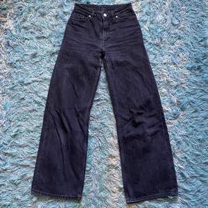 Yoko jeans från Monki köpta här på Plick, sparsamt använda. Säljer då jag har ett par liknande redan. De är i storlek W24. Frakt tillkommer 🌸