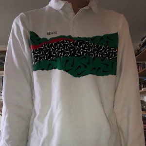 Nike sb x Ben G Polo - Ett fynd för längesen som knappt är använd. Den har inga större skador förutom två små trådar, annars är den nästan i nytt skick.