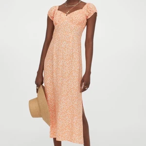 Klänning från hm - Jätte fin och populär klänning från H&M, som tyvärr är för stor för mig nu. 