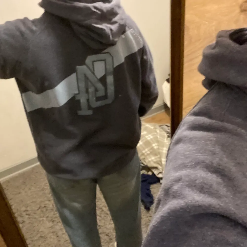 En äldre Nike hoodie, tryck på ryggen och på framsidan som gör den unik. Den hänger tyvärr bara i garderoben:/ det står XL men sitter som L . Hoodies.