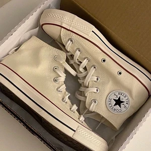 Créme converse  - Kräm vita converse som inte säljs längre!! Därav den lånade första bilden. Stl 39💕