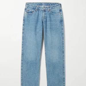 Weekday arrow jeans - Trendiga weekday jeans i modellen arrow. Färgen är Harper blue. Byxorna är super snygga men säljer för att de är för små. Använda ett fåtal gånger och ser helt nya ut! (lånade bilder)