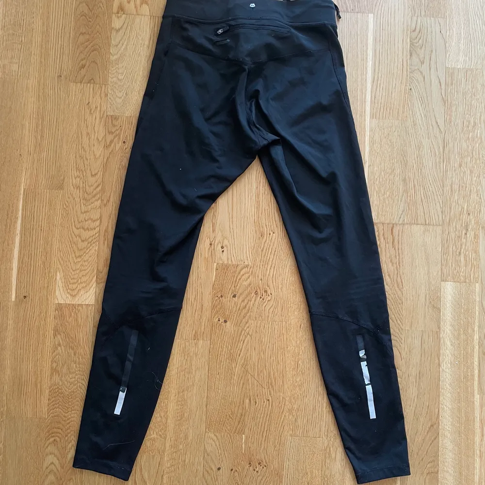 Svarta träningstights från soc i storlek S. Knytband i midjan och ankellånga för mig som är 172cm. Skapligt använda. Jeans & Byxor.
