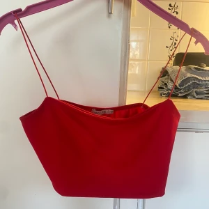 Rött linne - Säljer denna röda linne ifrån Nelly i storlek M för 50kr 