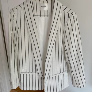 MSCH vit kavaj - Fräsch randig kavaj som är perfekt till  sommarkvällar🌸🌸🌸 Säljer den för 350 (originalpris ca 800). Storleken är XS och den har knappast använts av mig🤍