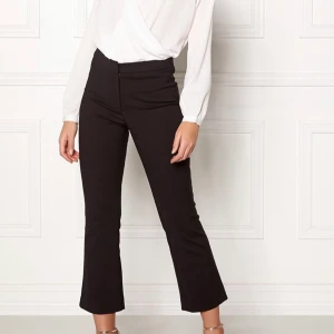 Tiger of Sweden Kostymbyxa Noora 2 - Stl 38, aldrig använda. Supersnygga kostymbyxor från TIGER OF SWEDEN. Byxorna har en stilren design i en rak passform, samt passar både till fest och vardag. - Något stretchig i kvalitén  - Stängs med knapp, dragkedja, hyska och hake - Fickor fram- och baktill