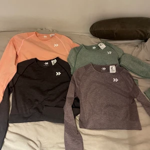 Träningstoppar  - Säljer dessa jätte fina träningstoppar, de fyra på första bilden är ifrån lager 157 och den andra på andra bilden är ifrån Ullareds träningsmärke . Köpte dem för ca 90 kr st och säljer för 50 kr st🫶🫶 Alla är i storlek M kom privat för fler bilder🎸 ALLA ÄR SÅLDA❤️