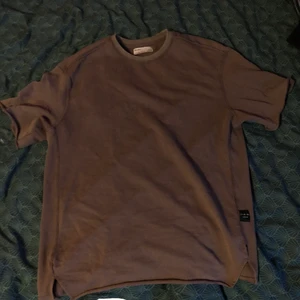 Brun baggy t-shirt - brun baggy t-shirt från bershka, knappt använd