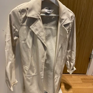 Läderjacka  - Jacka/kappa i läderimitation. Cremevit, fint skick