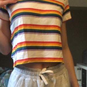 MONKI Pride tröja i storlek XS, den sitter jätte fint men den är lite genomsynlig om man tittar super nära. Det är en croptop då den passar perfekt till sommaren 💕