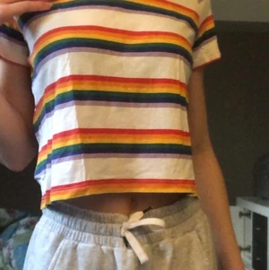 MONKI pride tröja - MONKI Pride tröja i storlek XS, den sitter jätte fint men den är lite genomsynlig om man tittar super nära. Det är en croptop då den passar perfekt till sommaren 💕