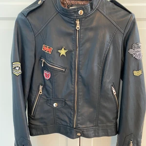 Skinnjacka  - Fuskskinn st S 100kr 