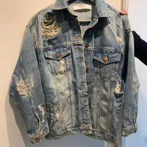 Oversized Jeansjacka - Oversized Jeansjacka från Zara i storlek S. 