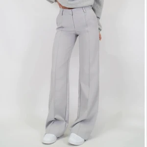 Venderbys vera wide TALL - Byxor från venderbys strlk xs, aldrig använda, säljer här för jag inte kunde skicka tillbaka dom. Har beställt flera gånger från venderbys och deras byxor har jättebra material, kvalité och passform. Är 165 och byxorna nuddar marken utan skor. Nypris 560kr