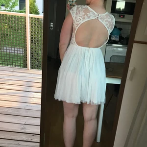 Vit klänning - Supersöt kort vit klänning från Nelly i storlek 36 med utskärning i ryggen, perfekt för studenten, midsommar eller en lite festligare sommardag. Fint skick och endast använd ca. 4 gånger. Köp denna och välj något för 20kr att få på köpet.