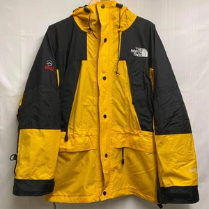 The North face skaljacka  - En snygg gul vintage the north face skaljacka från summit series kollektionen. lite smutsig på baksidan och aningen sliten men funkar toppen! (Obs frakt ingår ej i pris)