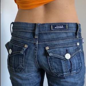 snygga rock & republic jeans med coola detaljer på fickorna. Det är min syster på bilden hon är 158 cm, de är perfekt i längden på mig som är 169 cm. Knappen på dessa jeans satt löst men det har jag fixat. Budgivning avslutas 27 maj 16:00💓