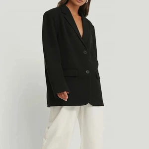Oversized blazer Nakd - Superfin oversized blazer från Nakd men köpt på Sellpy, i nyskick! Tyvärr är den lite för stor för mig.  Nypris 899kr 🤍
