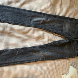 Dundup jeans  - Hyfsat bra skick, liten lagning vid skrevet syns knappt.