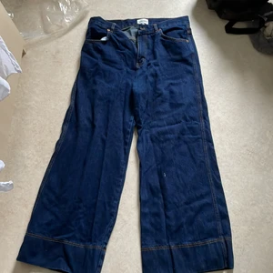 Vida Jeans Junkyard - Vida jeans från Junkyard, storlek L. Mörkblå färg, använda 2 gånger.