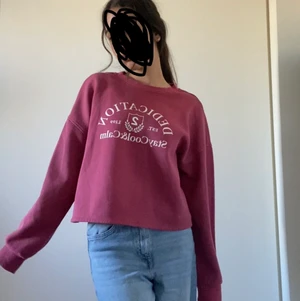 Rosa tröja - Säljer denna fina rosa tröjan för endast 100kr + frakt. Tyvärr så är den inte min stil längre. Inga defekter och använda någon gång bara. Märket är divided I storlek M.