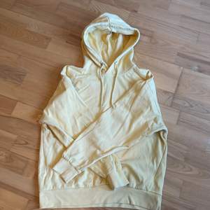 Gul hoodie från laget 157 storlek i S. Frakt ingår 