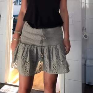 Superfin kjol från Zara, köpt förra sommaren. Knappt använd. Skulle säga att den passar S-M💞🤗 Säljer för 350kr + frakt eller högsta bud. 