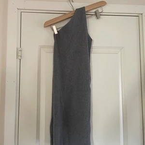 Klänning zara - Klänning från zara i ribbat material, formgivande och offshoulder. Storlek S