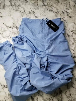 Byxor  - Aldrig använt super snygga byxor var lite för mig.